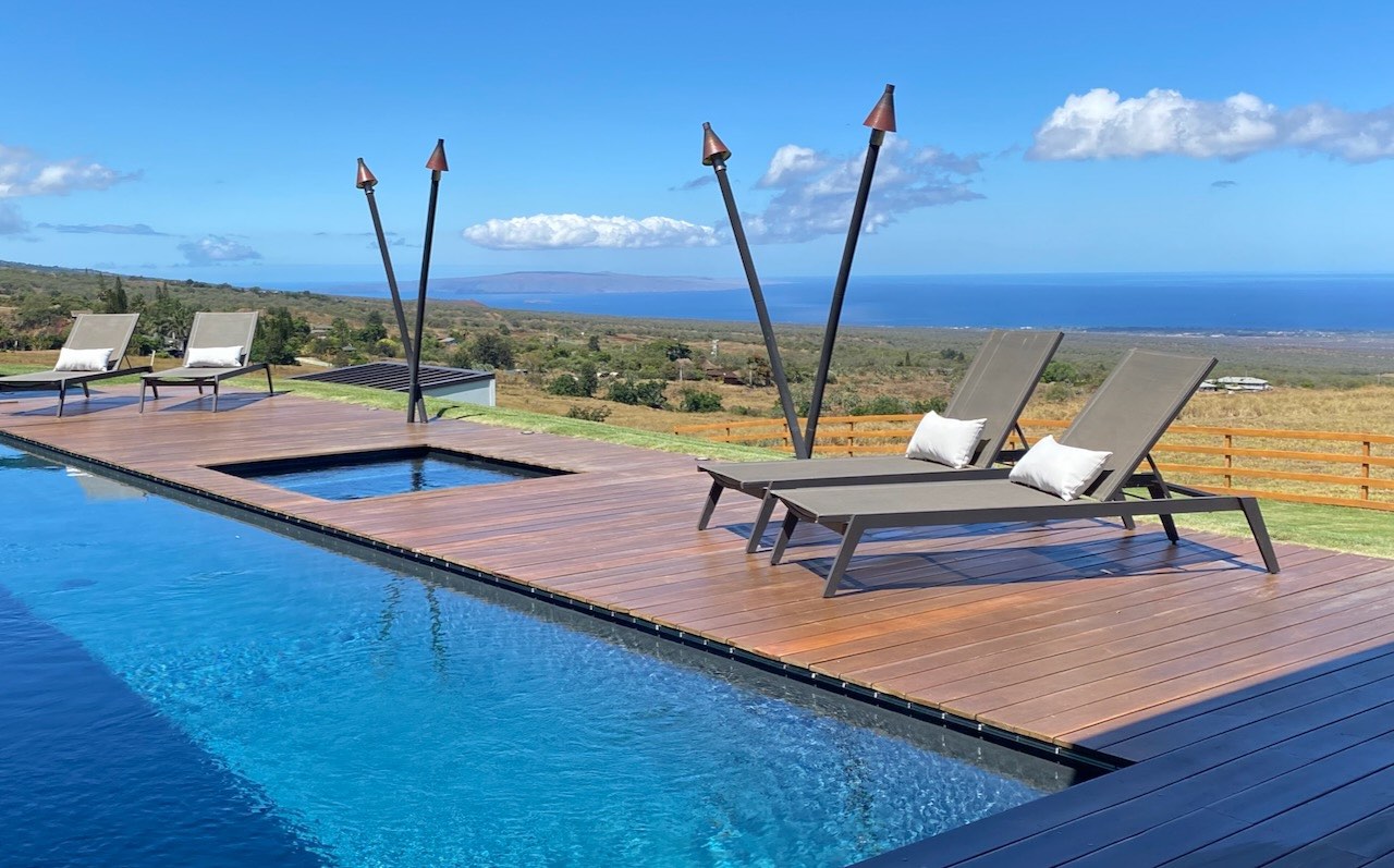 Kula Io pool with views